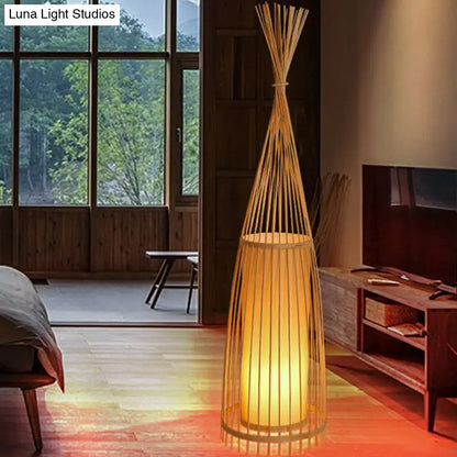 Lámpara de pie de bambú del sudeste asiático con diseño cónico y pantalla cilíndrica
