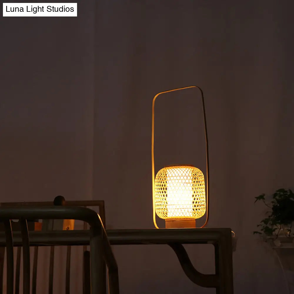 مصباح مكتبي صغير من الخيزران الملتوي يدويًا مع مقبض - بيج