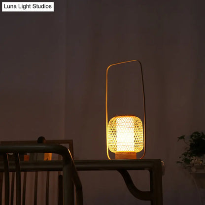 مصباح مكتبي صغير من الخيزران الملتوي يدويًا مع مقبض - بيج