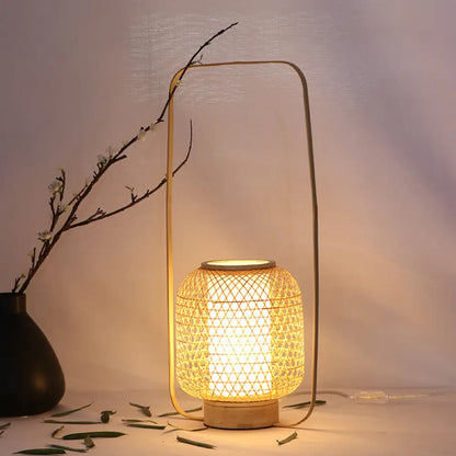 مصباح مكتبي صغير من الخيزران الملتوي يدويًا مع مقبض - بيج