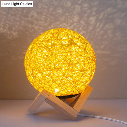 Lámpara de noche de bambú: Lámpara de mesa amarilla contemporánea con base de madera