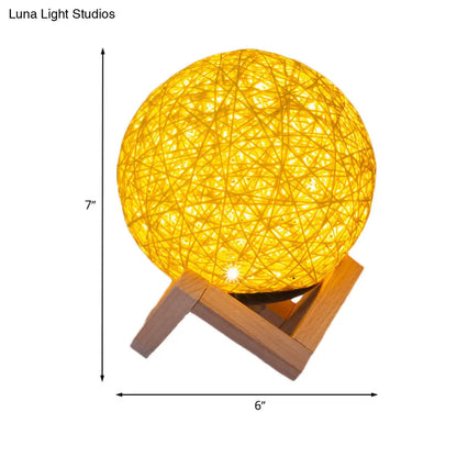 Lámpara de noche de bambú: Lámpara de mesa amarilla contemporánea con base de madera