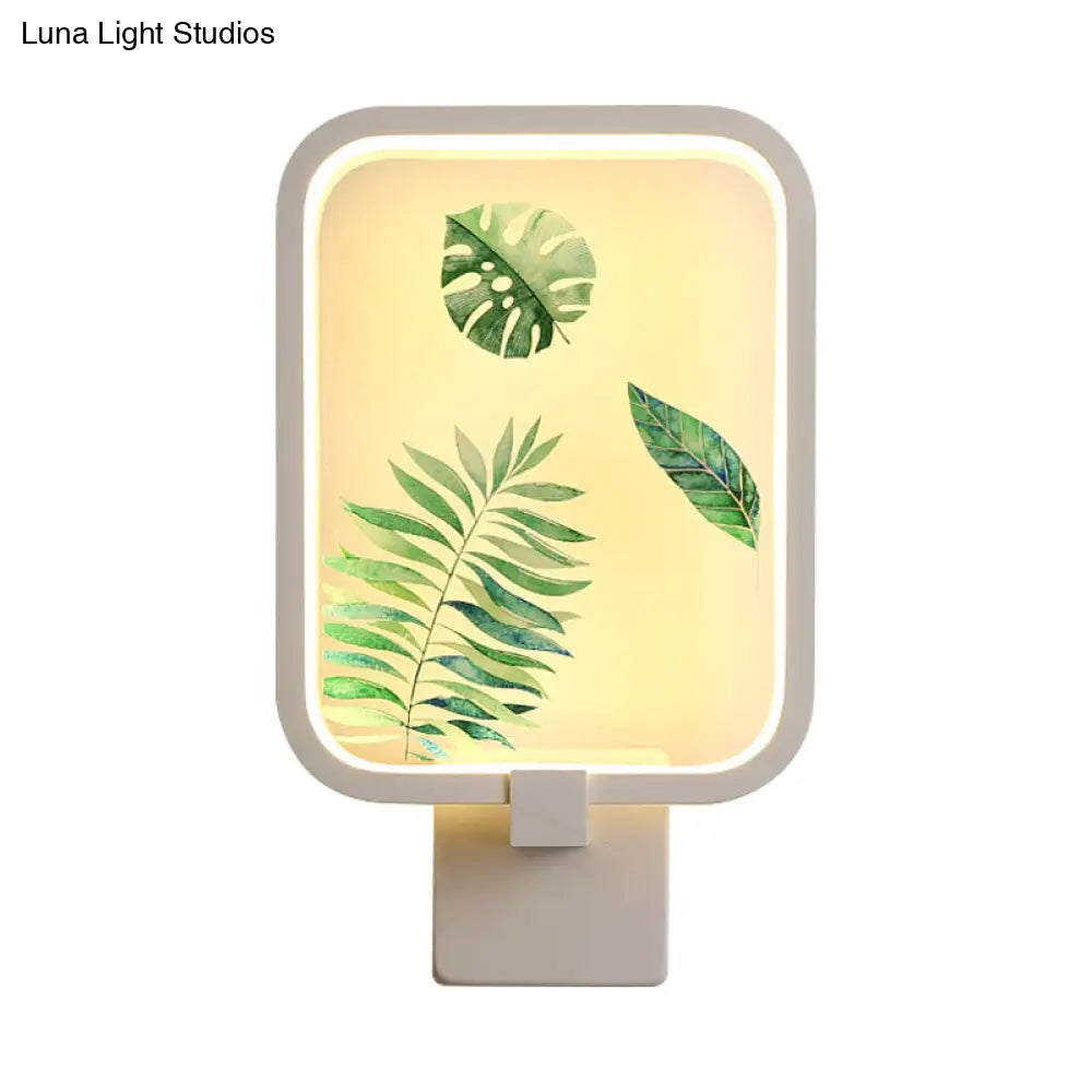 Aplique de pared LED metálico con forma de hoja de plátano, de forma rectangular sencilla y color blanco.