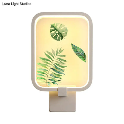 Aplique de pared LED metálico con forma de hoja de plátano, de forma rectangular sencilla y color blanco.