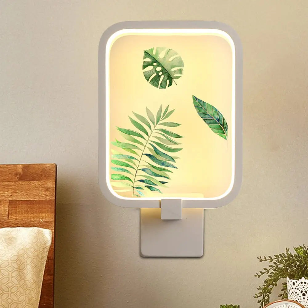 Aplique de pared LED metálico con forma de hoja de plátano, de forma rectangular sencilla y color blanco.