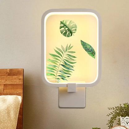 Aplique de pared LED metálico con forma de hoja de plátano, de forma rectangular sencilla y color blanco.