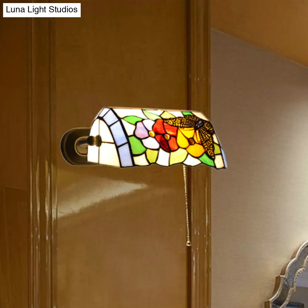 Aplique de pared Banker - Aplique floral de vitral de estilo tradicional en latón