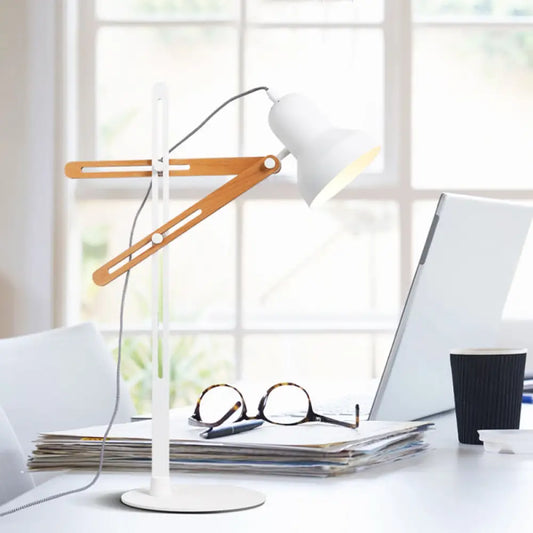 باربرا - مصباح طاولة جانبية أبيض مصنوع من الحديد الصناعي وذراع خشبي