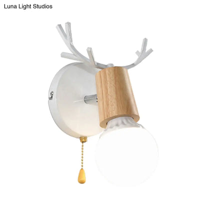 مصباح حائطي عصري من المعدن والخشب باللونين الأبيض والأسود مع لمسات من قرن الغزال