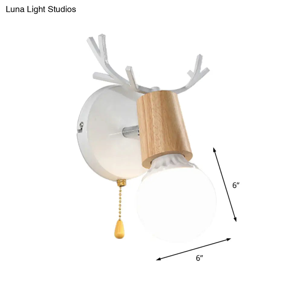 مصباح حائطي عصري من المعدن والخشب باللونين الأبيض والأسود مع لمسات من قرن الغزال