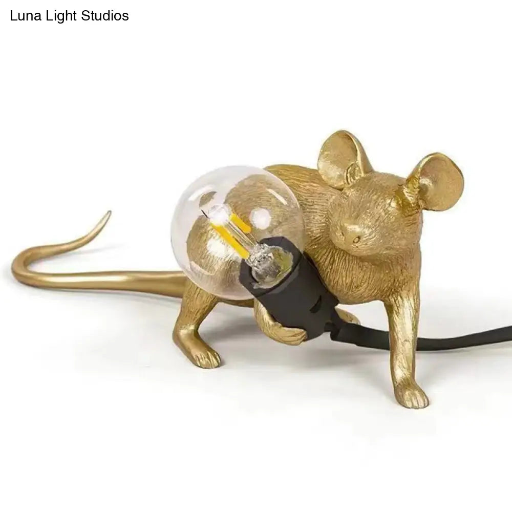 مصباح طاولة بمصباح عارٍ: مصباح ليلي بقاعدة فأر من الراتنج بضوء واحد لديكور غرفة النوم