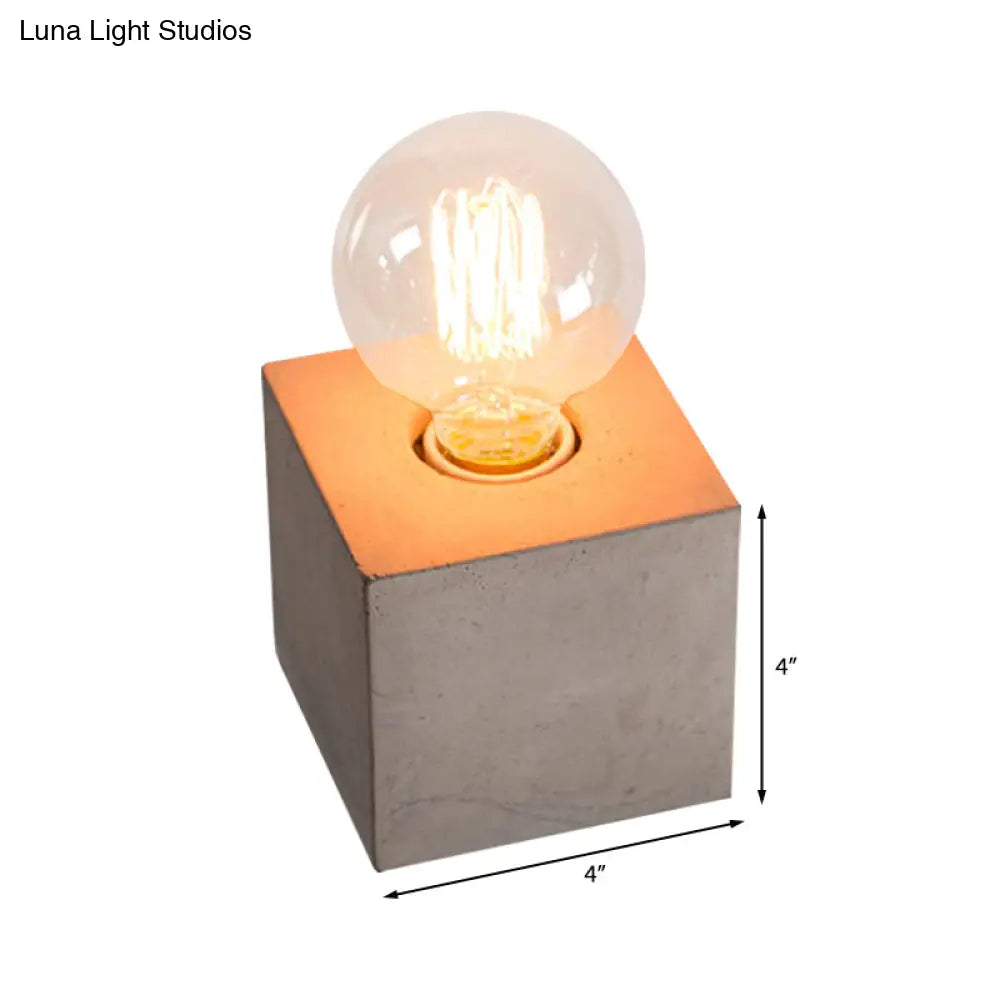 مصباح طاولة بجانب السرير بتصميم عتيق مع قاعدة أسمنتية