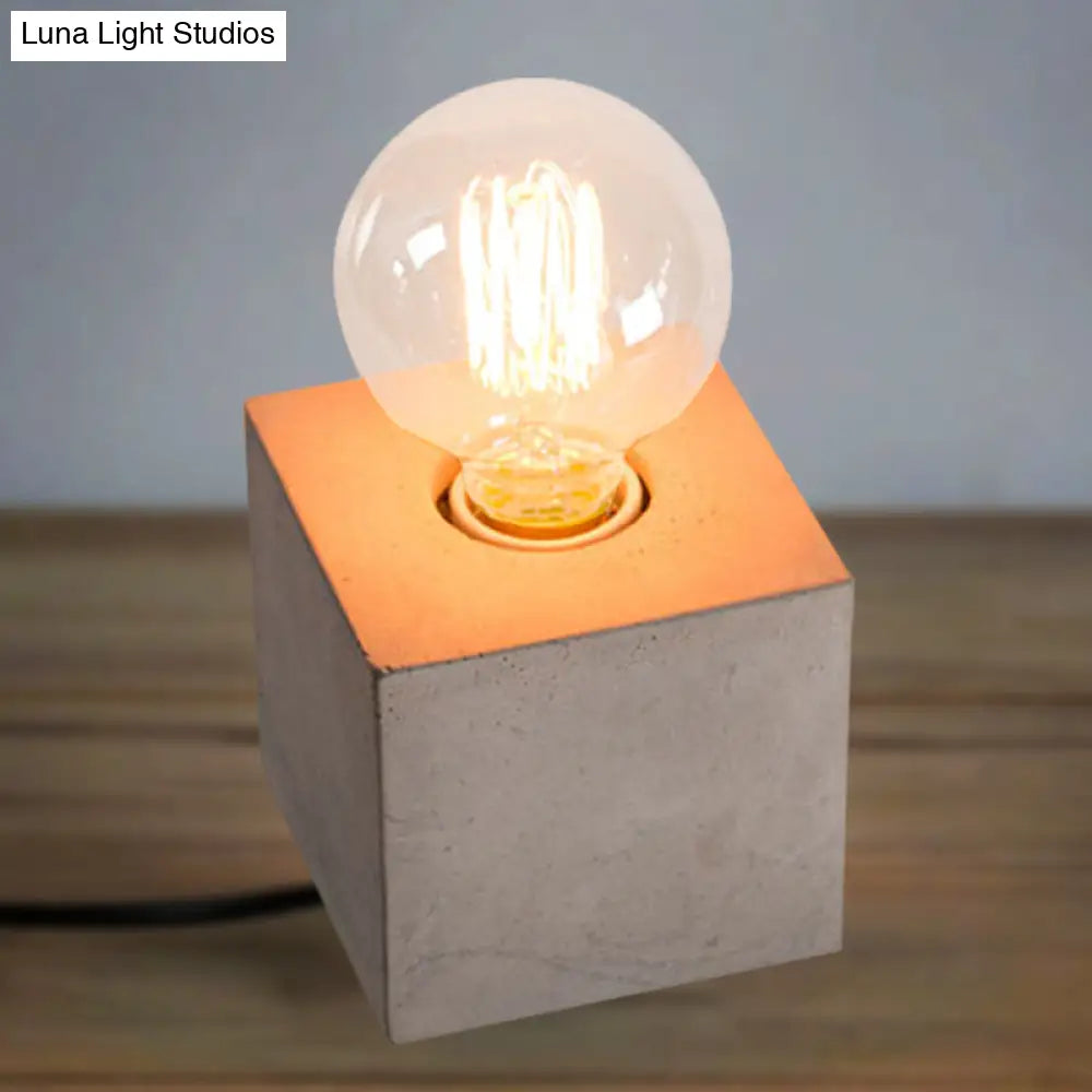 مصباح طاولة بجانب السرير بتصميم عتيق مع قاعدة أسمنتية