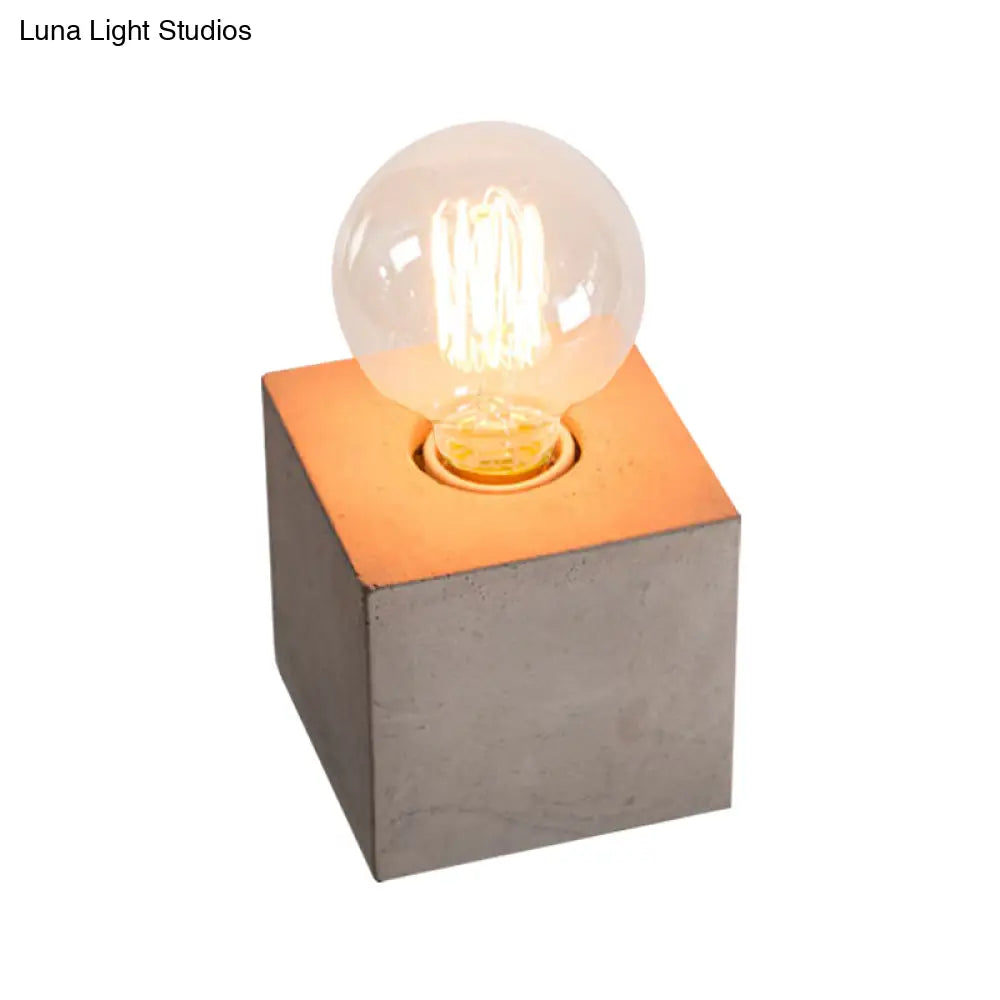 مصباح طاولة بجانب السرير بتصميم عتيق مع قاعدة أسمنتية