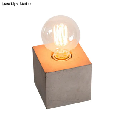 مصباح طاولة بجانب السرير بتصميم عتيق مع قاعدة أسمنتية