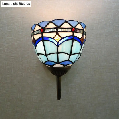 Aplique de pared barroco azul con cúpula: Iluminación de pared de un cabezal con vidrieras y brazo curvo