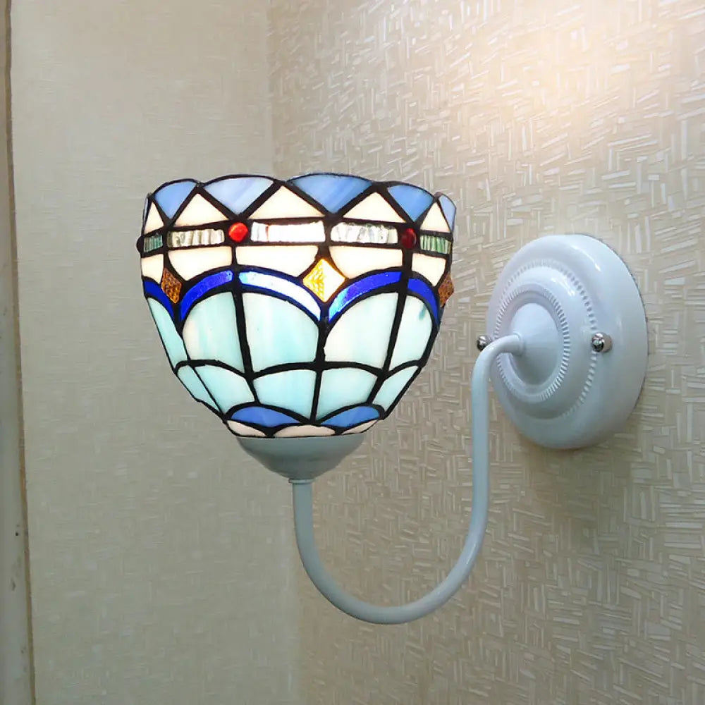 Aplique de pared barroco azul con cúpula: Iluminación de pared de un cabezal con vidrieras y brazo curvo