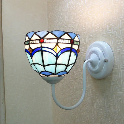 Aplique de pared barroco azul con cúpula: Iluminación de pared de un cabezal con vidrieras y brazo curvo