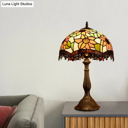 Lámpara de noche barroca de bronce con vidrieras artísticas para dormitorio - Lámpara de noche festoneada de 1 luz con diseño floral