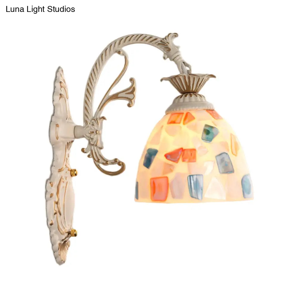 Aplique de pared barroco con cúpula y mosaico en blanco, con brazo curvo.