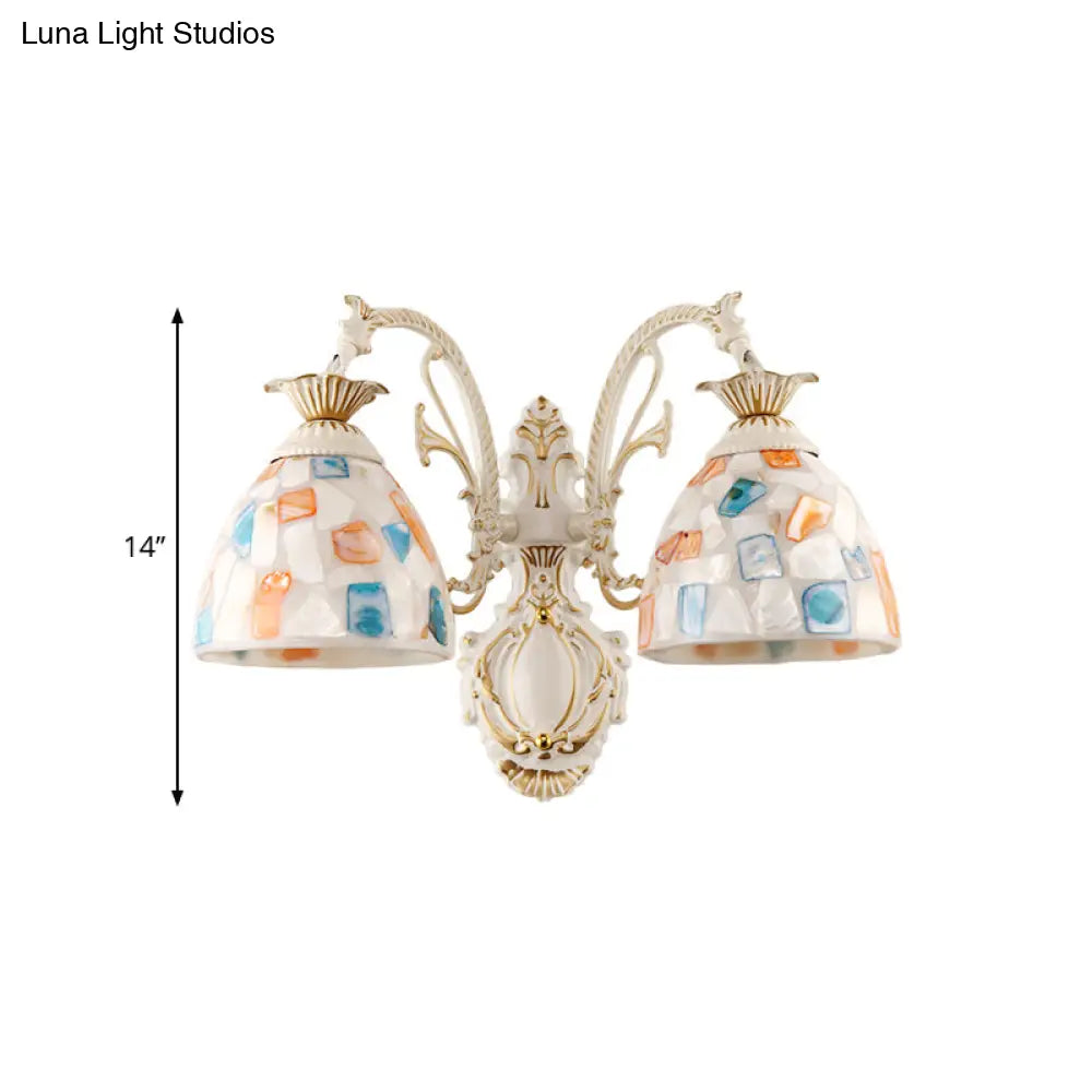 Aplique de pared barroco con cúpula y mosaico en blanco, con brazo curvo.