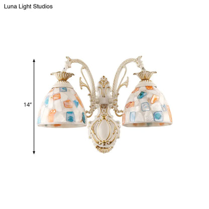 Aplique de pared barroco con cúpula y mosaico en blanco, con brazo curvo.