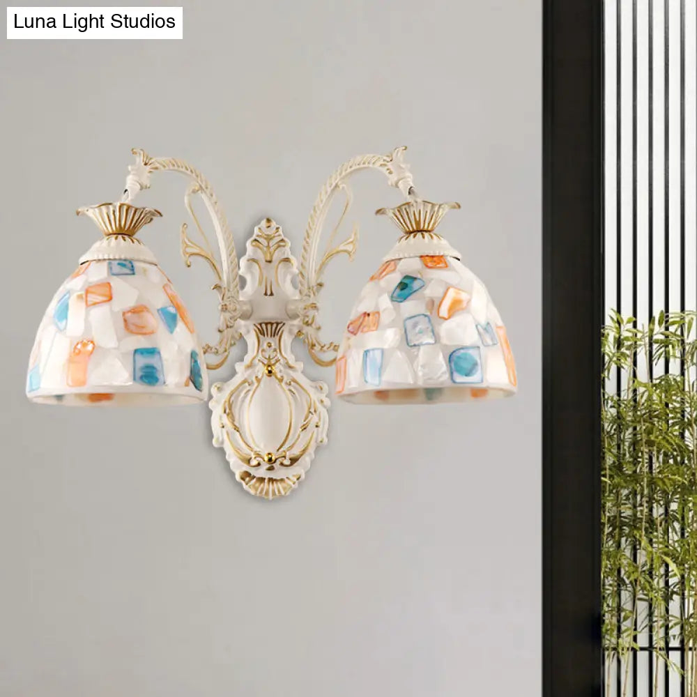 Aplique de pared barroco con cúpula y mosaico en blanco, con brazo curvo.