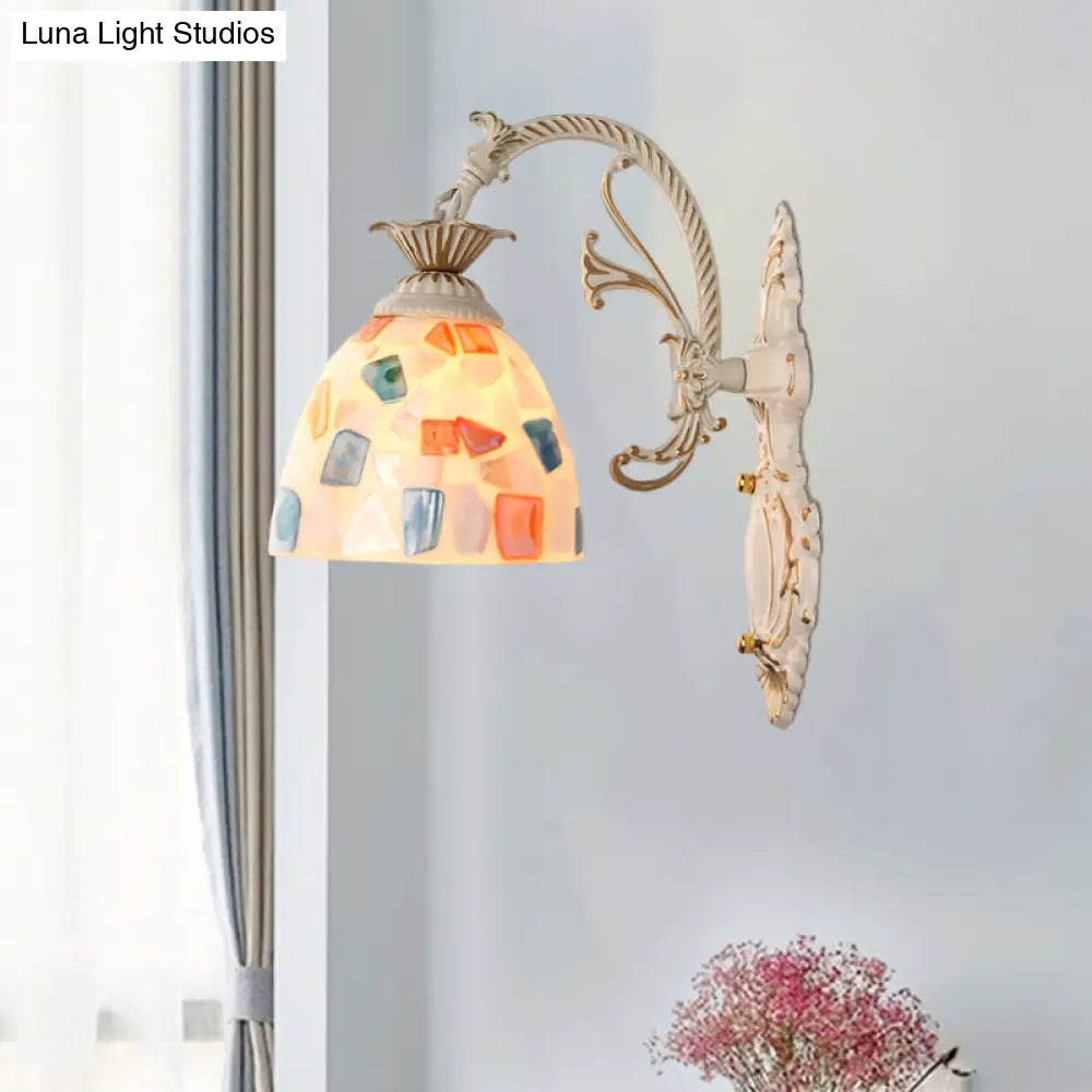 Aplique de pared barroco con cúpula y mosaico en blanco, con brazo curvo.