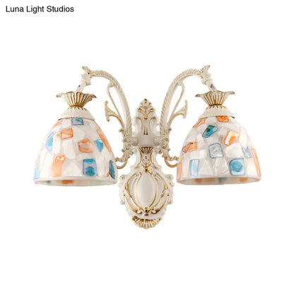 Aplique de pared barroco con cúpula y mosaico en blanco, con brazo curvo.