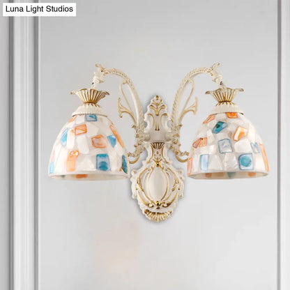 Aplique de pared barroco con cúpula y mosaico en blanco, con brazo curvo.