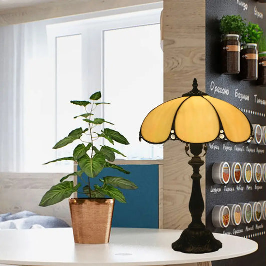 مصباح طاولة باروكي متعرج باللون البيج - طاولة جانبية أنيقة من الزجاج الملون لغرفة النوم