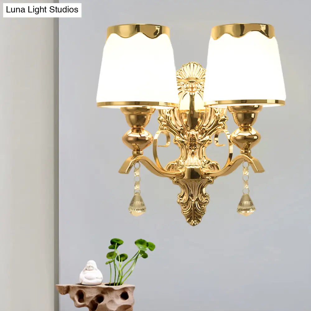 Lámpara de pared DecorBites™ con pantalla cilíndrica de cristal opalino - Lámpara moderna de 2 luces para dormitorio en color dorado
