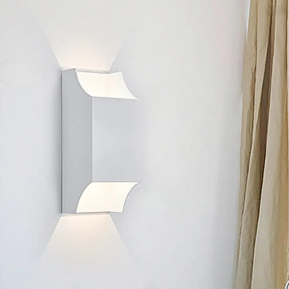 Aplique de pared LED DecorBites™ para dormitorio, con luz ascendente y descendente, 1 luz y pantalla geométrica metálica, en negro, gris y blanco.