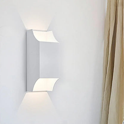 Aplique de pared LED DecorBites™ para dormitorio, con luz ascendente y descendente, 1 luz y pantalla geométrica metálica, en negro, gris y blanco.