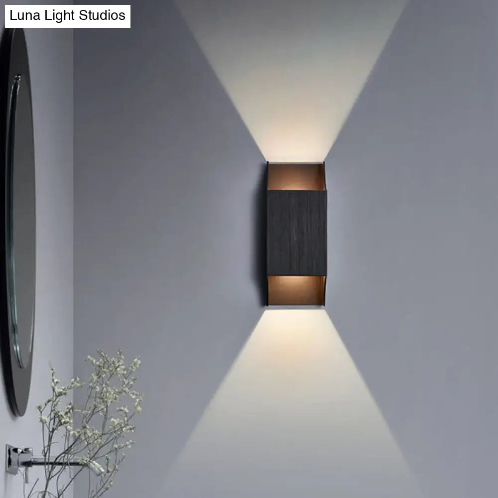 Aplique de pared LED DecorBites™ para dormitorio, con luz ascendente y descendente, 1 luz y pantalla geométrica metálica, en negro, gris y blanco.