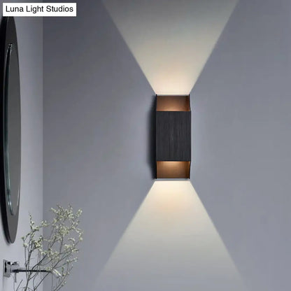 Aplique de pared LED DecorBites™ para dormitorio, con luz ascendente y descendente, 1 luz y pantalla geométrica metálica, en negro, gris y blanco.