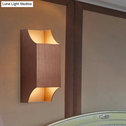 Aplique de pared LED DecorBites™ para dormitorio, con luz ascendente y descendente, 1 luz y pantalla geométrica metálica, en negro, gris y blanco.