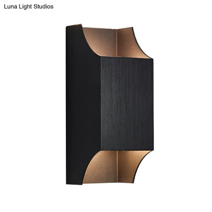 Aplique de pared LED DecorBites™ para dormitorio, con luz ascendente y descendente, 1 luz y pantalla geométrica metálica, en negro, gris y blanco.