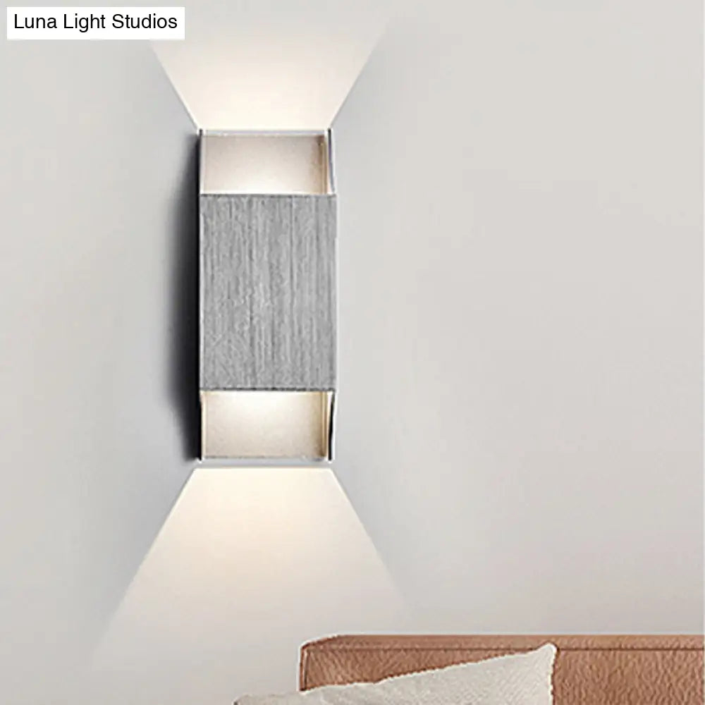 Aplique de pared LED DecorBites™ para dormitorio, con luz ascendente y descendente, 1 luz y pantalla geométrica metálica, en negro, gris y blanco.