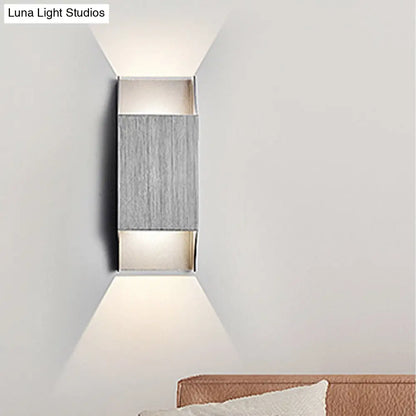 Aplique de pared LED DecorBites™ para dormitorio, con luz ascendente y descendente, 1 luz y pantalla geométrica metálica, en negro, gris y blanco.