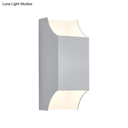 Aplique de pared LED DecorBites™ para dormitorio, con luz ascendente y descendente, 1 luz y pantalla geométrica metálica, en negro, gris y blanco.