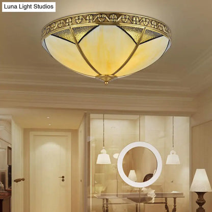 Lámpara de techo DecorBites™ de cristal beige con cúpula de latón y montaje empotrado: perfecta para la iluminación de una sala de estar rústica.