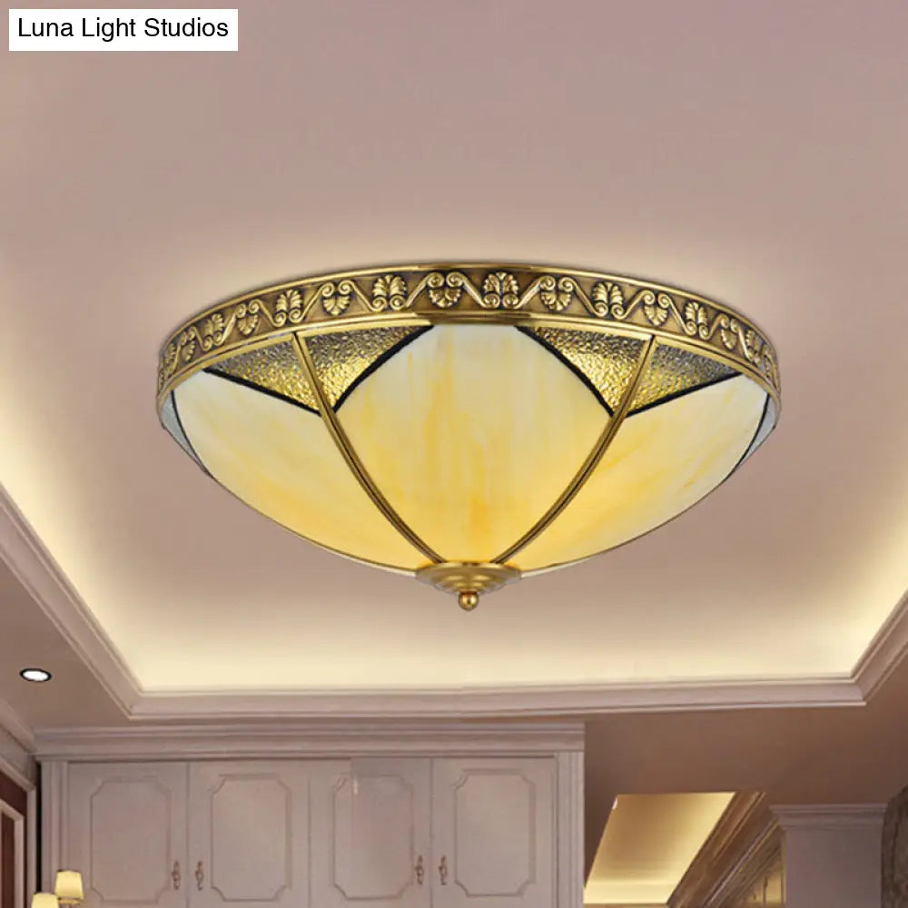 Lámpara de techo DecorBites™ de cristal beige con cúpula de latón y montaje empotrado: perfecta para la iluminación de una sala de estar rústica.
