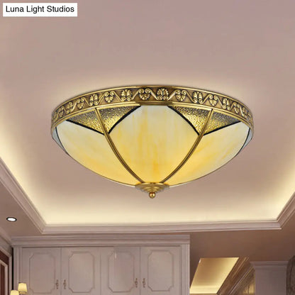 Lámpara de techo DecorBites™ de cristal beige con cúpula de latón y montaje empotrado: perfecta para la iluminación de una sala de estar rústica.