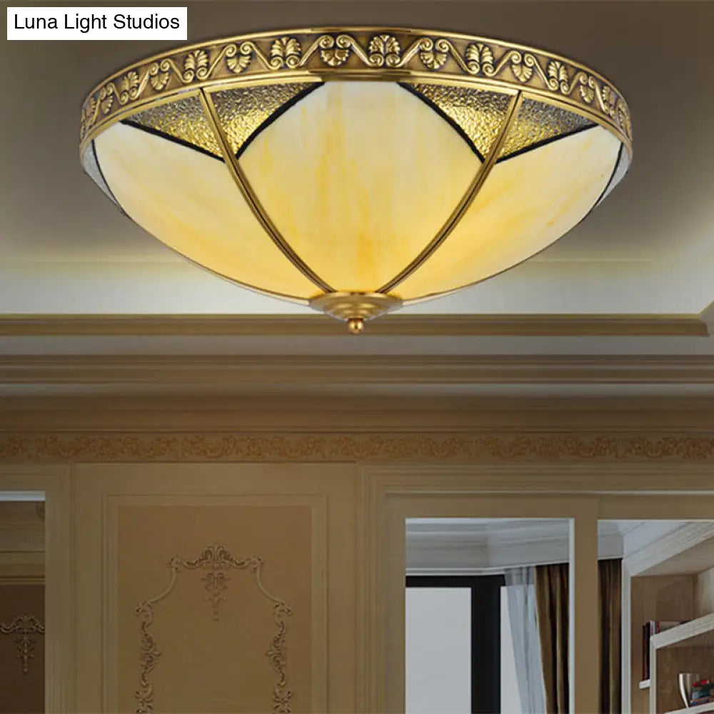 Lámpara de techo DecorBites™ de cristal beige con cúpula de latón y montaje empotrado: perfecta para la iluminación de una sala de estar rústica.