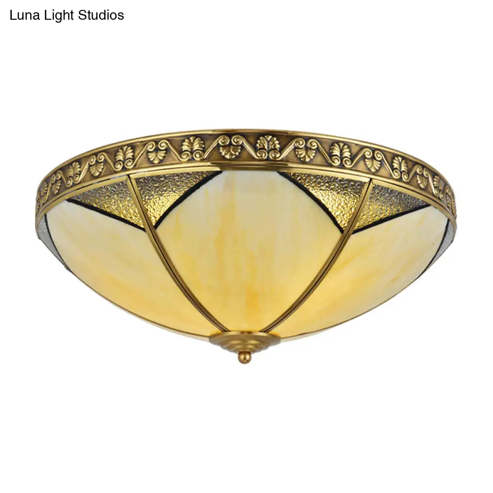 Lámpara de techo DecorBites™ de cristal beige con cúpula de latón y montaje empotrado: perfecta para la iluminación de una sala de estar rústica.