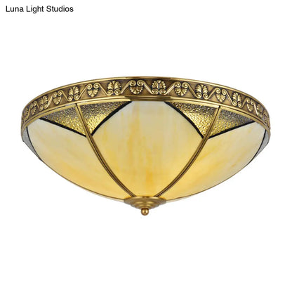 Lámpara de techo DecorBites™ de cristal beige con cúpula de latón y montaje empotrado: perfecta para la iluminación de una sala de estar rústica.