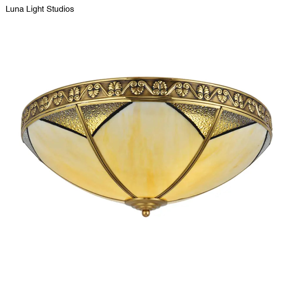 Lámpara de techo DecorBites™ de cristal beige con cúpula de latón y montaje empotrado: perfecta para la iluminación de una sala de estar rústica.