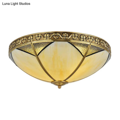 Lámpara de techo DecorBites™ de cristal beige con cúpula de latón y montaje empotrado: perfecta para la iluminación de una sala de estar rústica.