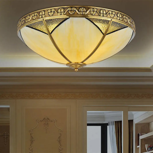 Lámpara de techo DecorBites™ de cristal beige con cúpula de latón y montaje empotrado: perfecta para la iluminación de una sala de estar rústica.